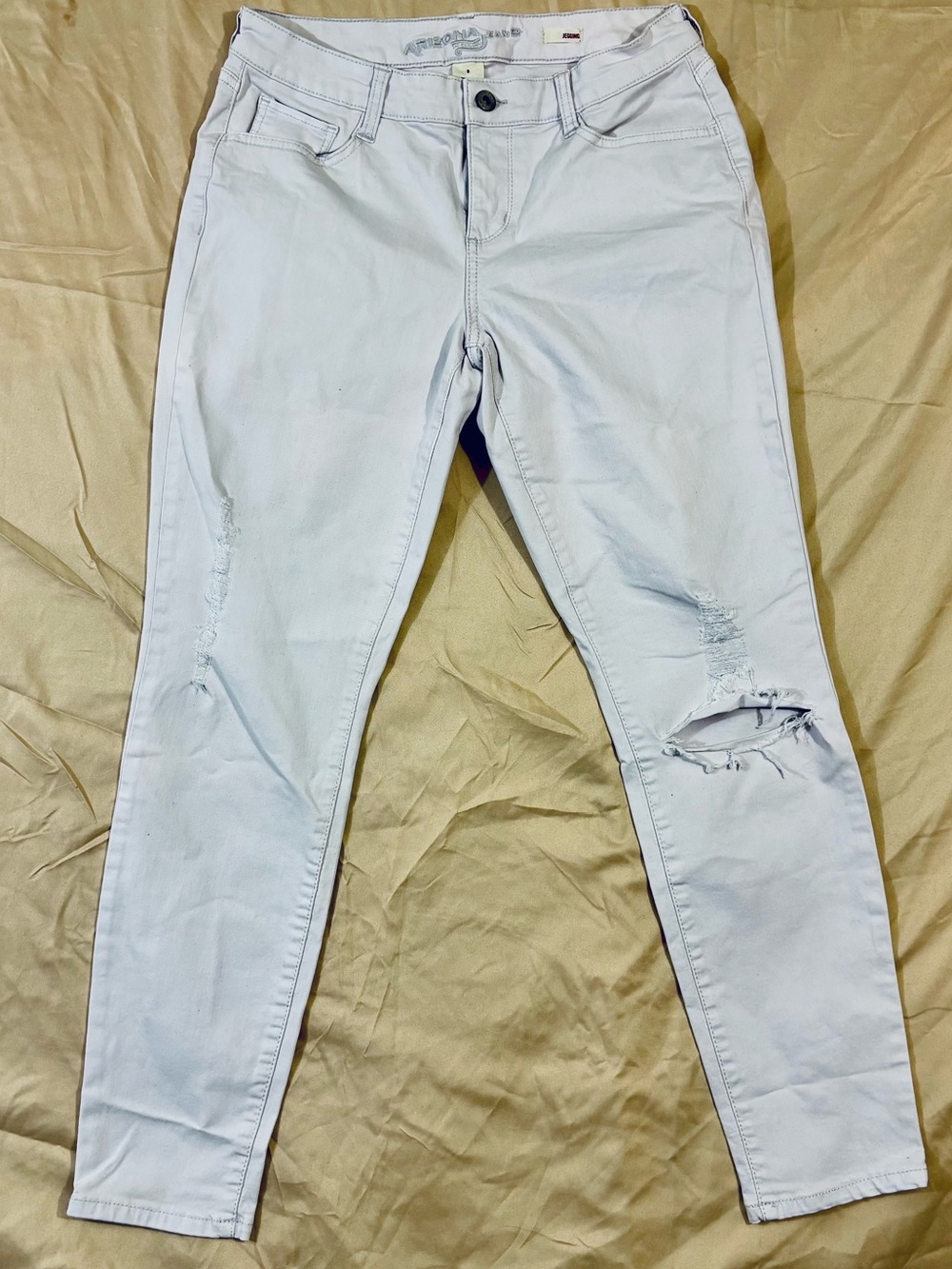 Arizona Jean Co Size 9 Light Grey Distressed Knee Stretch Jegging Skinny Jeans⁠